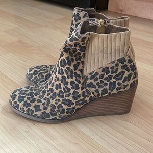NWT Tom’s Sadie Suede Wedge Boot